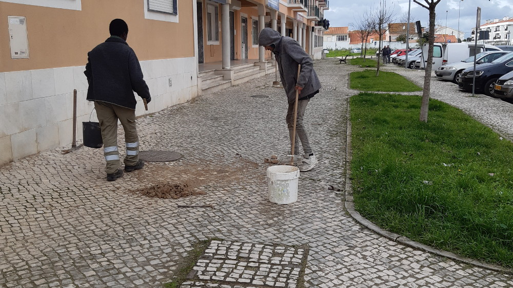 Reparações de calçada na rua Manuel Giraldes da Silva