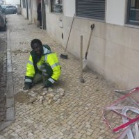Reparação de calçada na rua S. Francisco Xavier